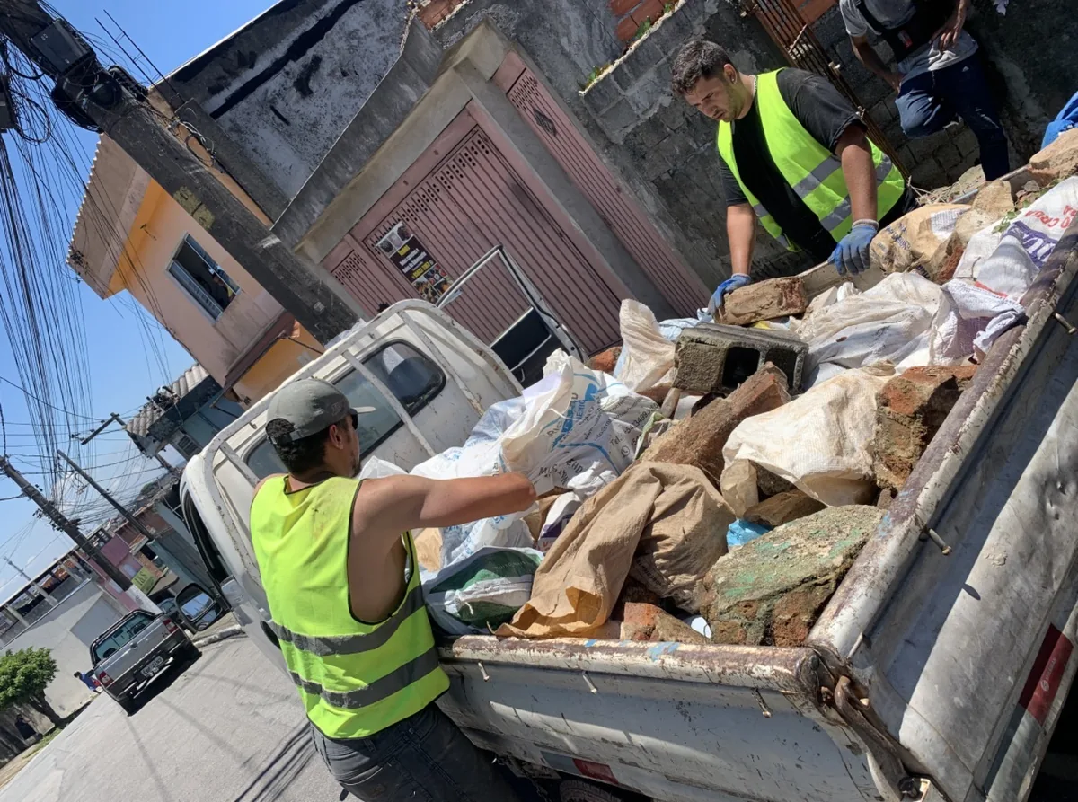 Equipe RINO carregando entulho no caminhão