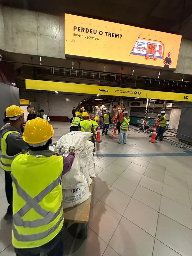 Transporte de sacos de entulho em estação
