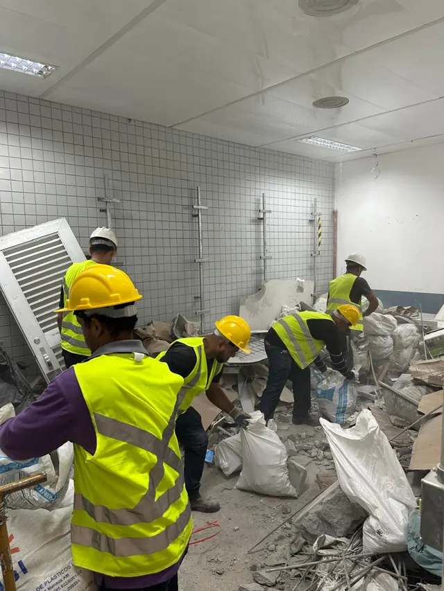 Equipe organizando materiais para retirada