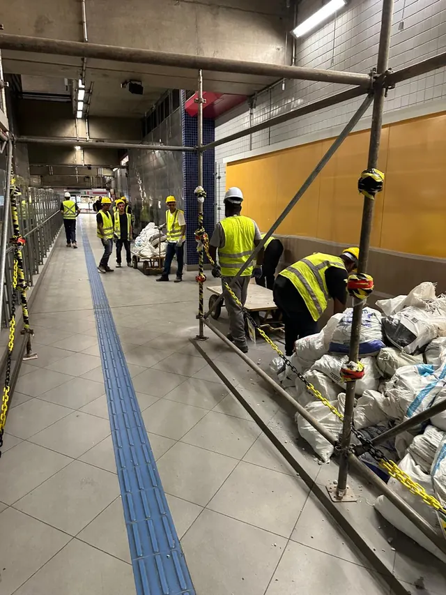 Carrinhos de entulho durante operação