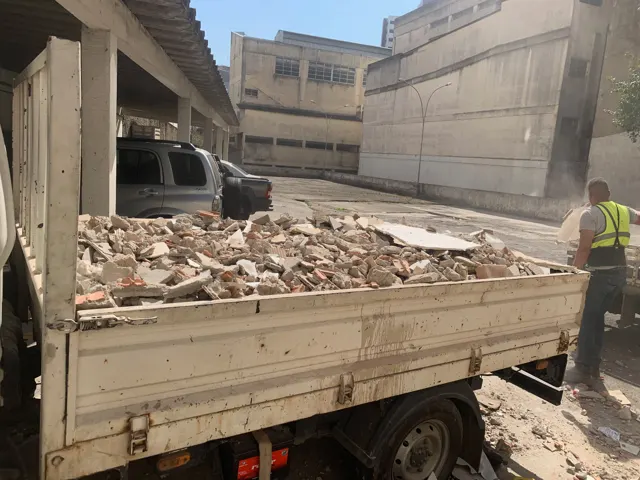 Caminhão carregado com entulho de obra