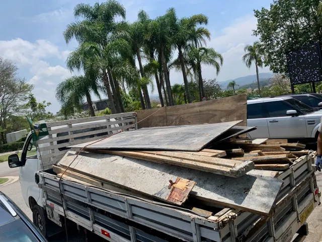 Retirada de madeiras e chapas de obra