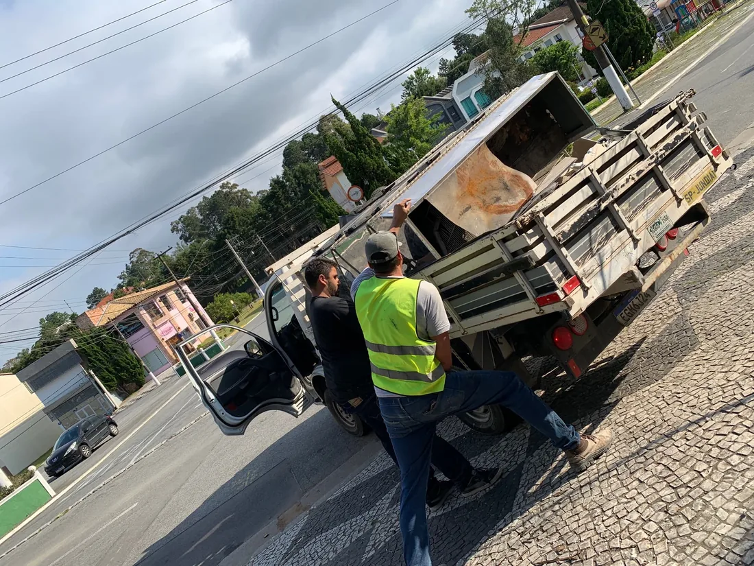 Equipe carregando móveis no caminhão