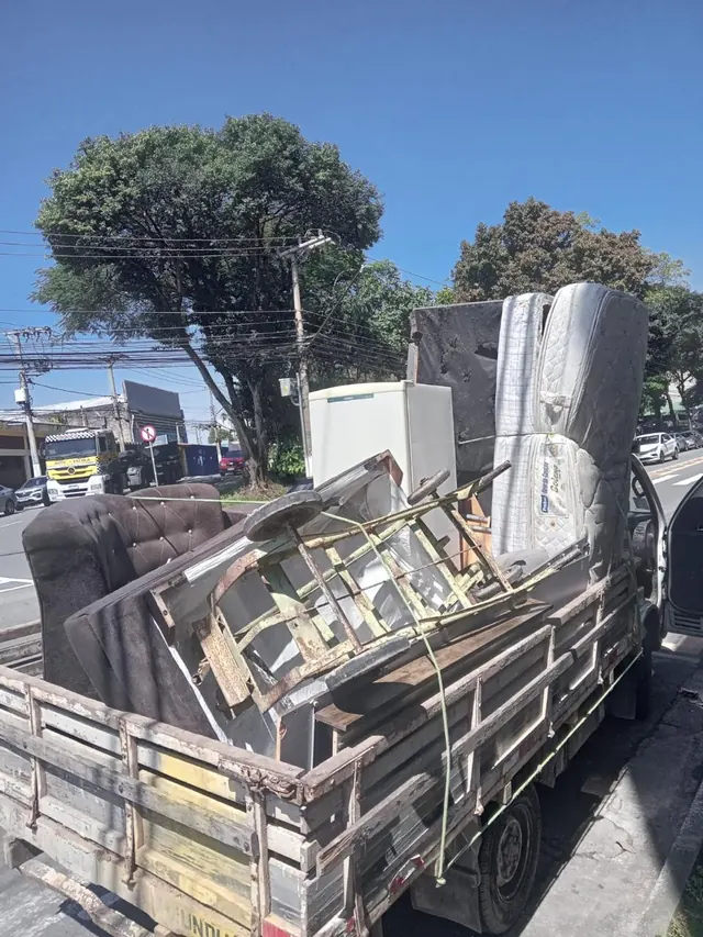 Caminhão da Rino carregado com sofá e colchão retirados
